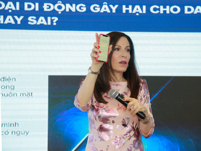 Ánh sáng xanh từ điện thoại di động có phải là kẻ thù với làn da của bạn?